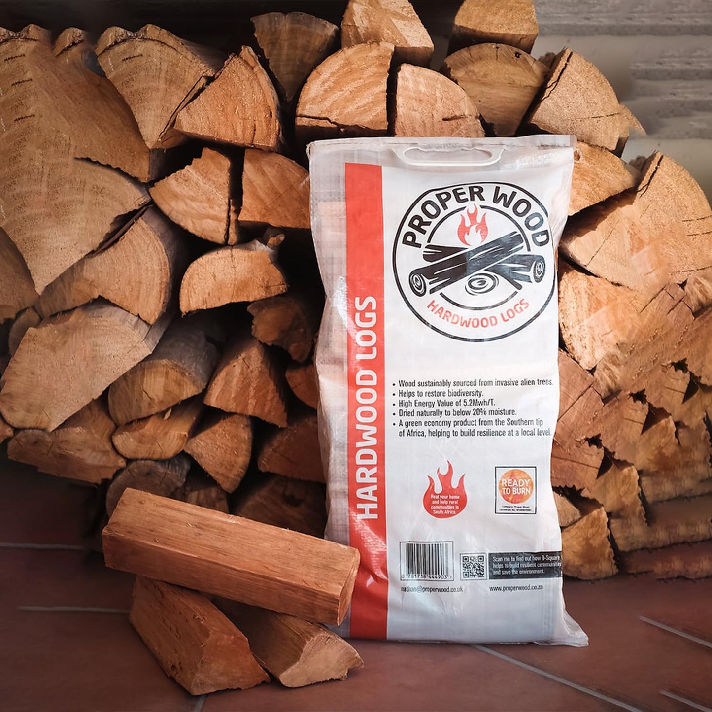 SAVING HUB Wood Harwood Logs - Ready to Burn Registered, Perfect Firewood for Burning Stoves, Wood Fired Hot Tubs, Chimeneas, Fire Pits 20% Moisture Log-Burners Single Bag Carry Handle