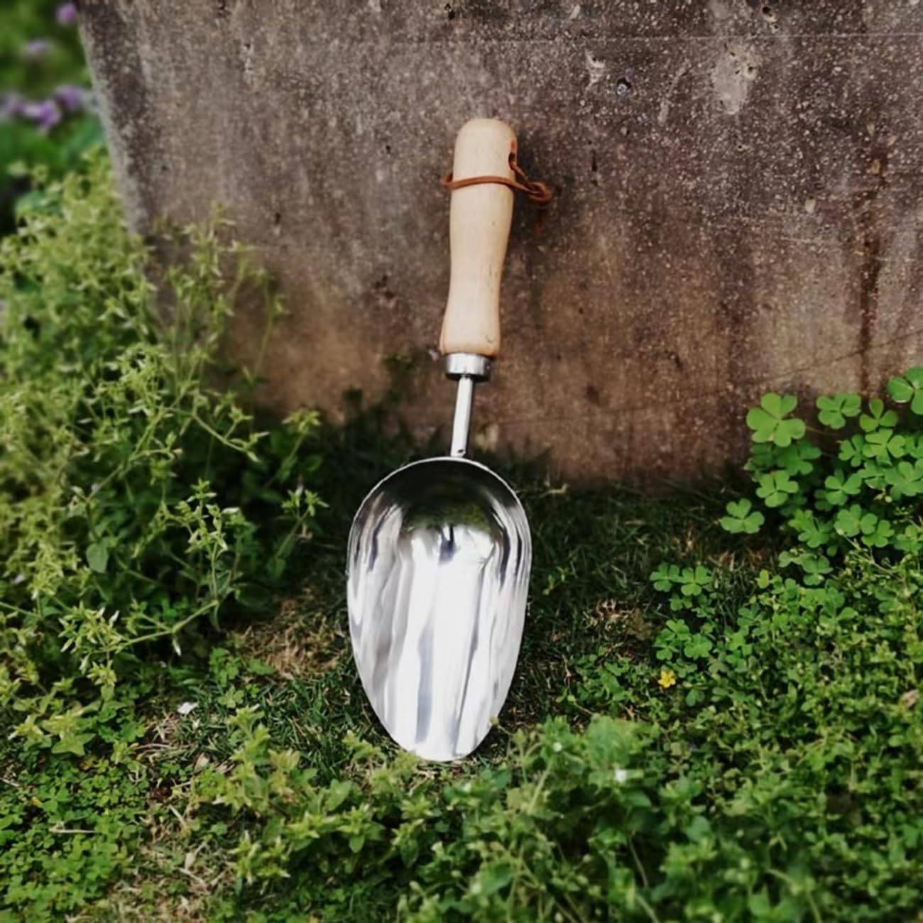 Stainless Steel Hand Potting Scoop with Wooden Handle, Soil Scoop for Indoor Plants and Compost,Compact Garden Scoop Trowel for Transplanting and Digging