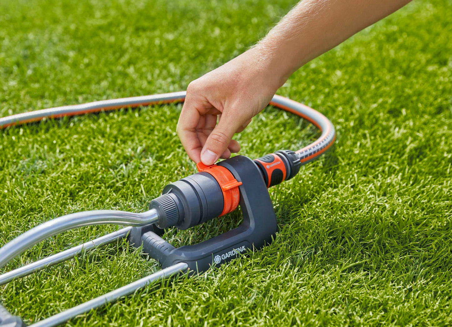 Gardena Aqua S oscillating sprinkler: Lawn sprinkler for watering areas of 90–220 m², range 7–17 m, spread max. 13 m, built-in metal filter (18700-20)