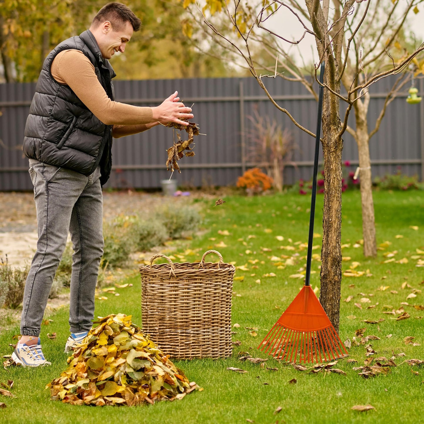 12 Tooth Garden Leaf Rake - Handheld, Plastic Head Gardening Tool | Wide, Lightweight & Sturdy To Quickly Clean The Lawn | Ideal For Autumn & Winter Seasons | Strong Quality & Long Lasting
