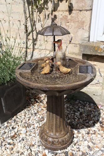 Garden Mile Novelty Duck Family Water Fountain with Umbrella - Solar Powered Freestanding Stone Bird Bath Water Feature - Garden Ornament Outdoor Decorative Centrepiece for Pond, Patio and Lawn Decor