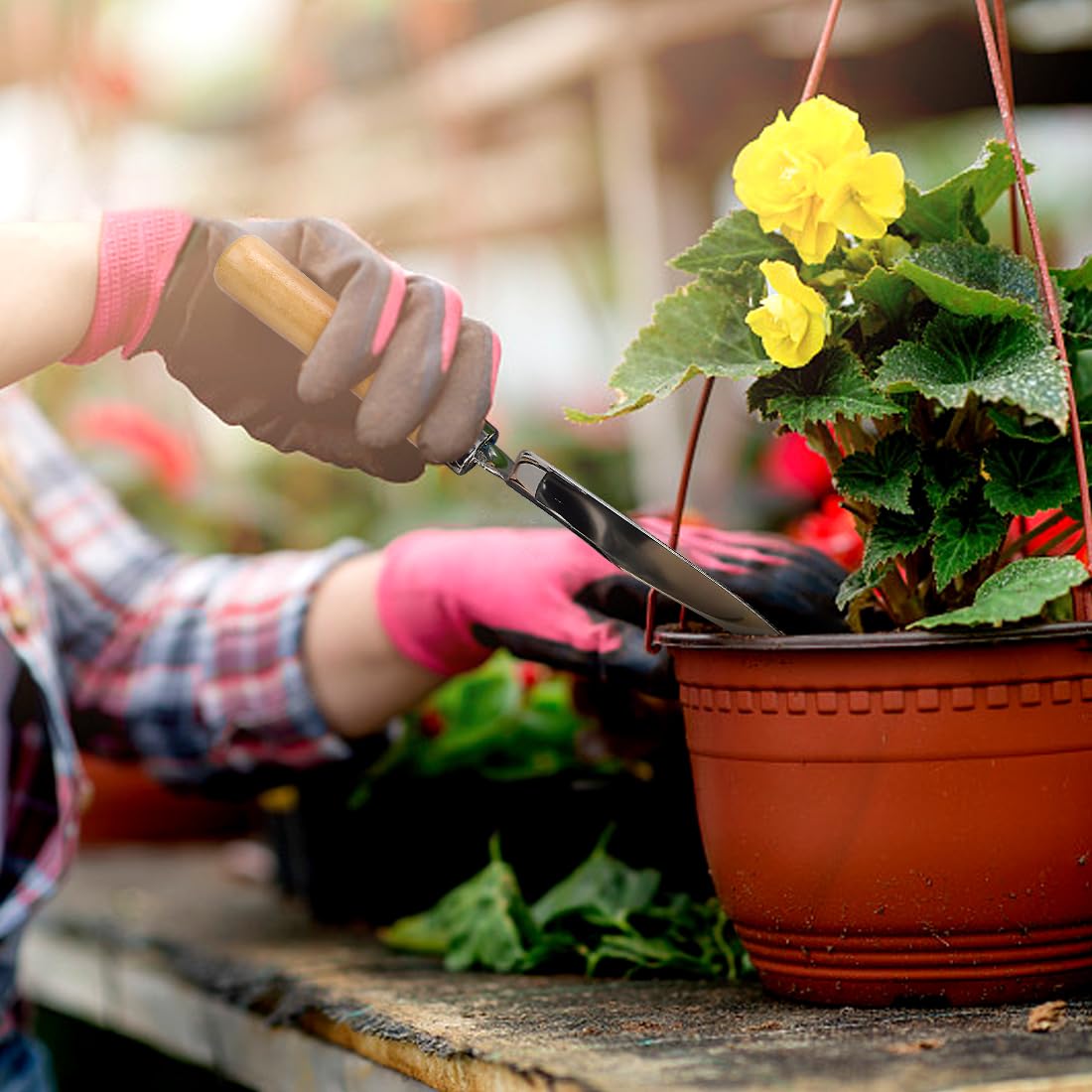 Small Garden Shovel with Wood Handle, Hand Tool Aluminum Alloy Garden Shovel with Measuring Depth Mark for Transplanting Weeding and Digging and Planting
