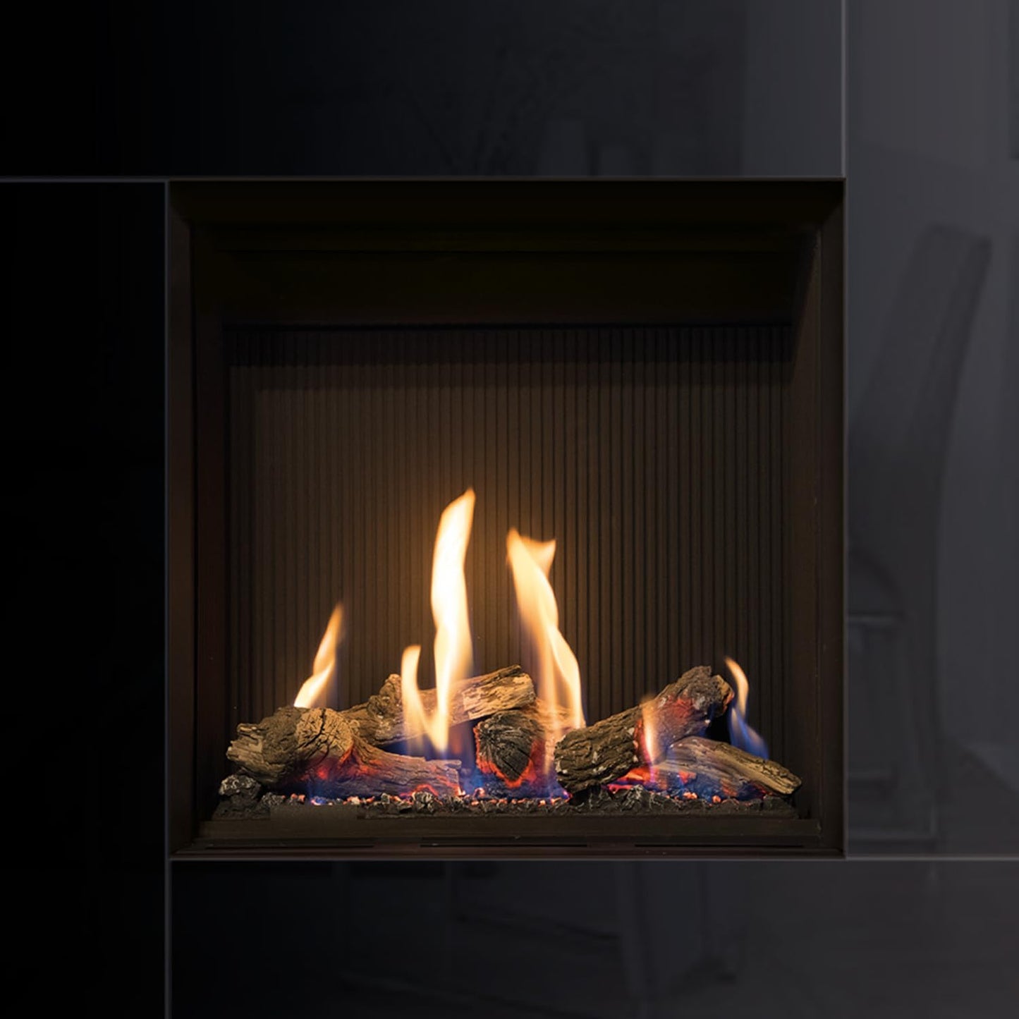 SAVING HUB Wood Harwood Logs - Ready to Burn Registered, Perfect Firewood for Burning Stoves, Wood Fired Hot Tubs, Chimeneas, Fire Pits 20% Moisture Log-Burners Single Bag Carry Handle