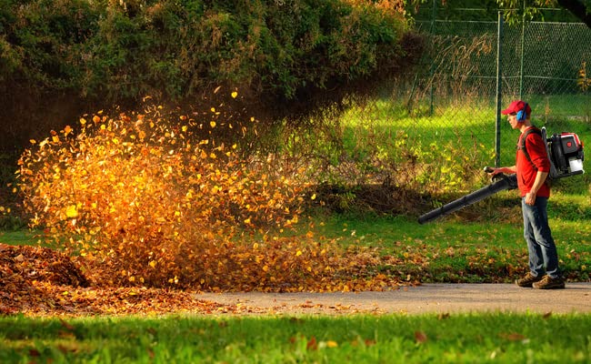 BU-KO 63CC Petrol Backpack Leaf Blower - Powerful 2 Stroke Air Cooled Engine - Lightweight With New and Improved Padded Support Straps While Using - Safety Gear