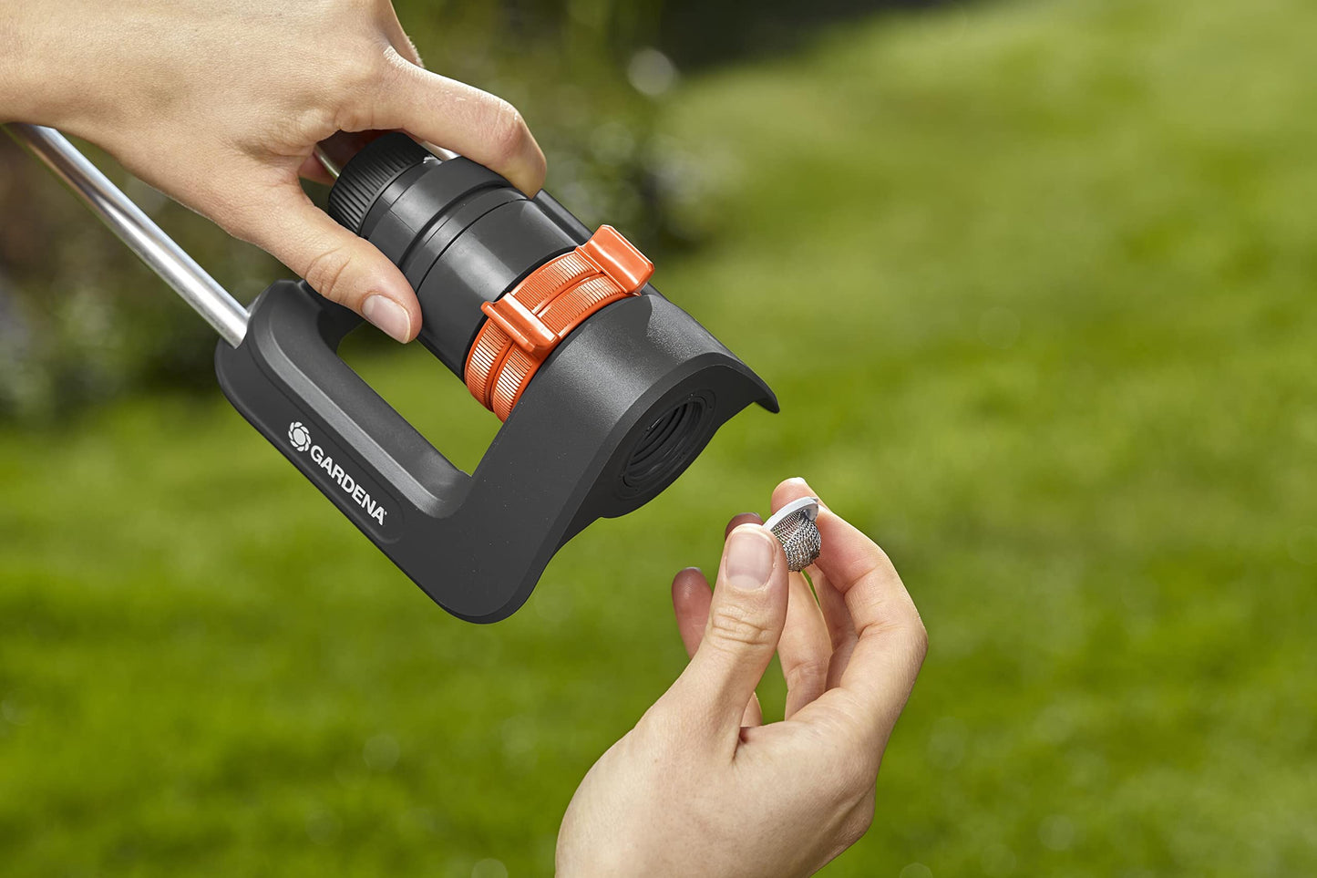 Gardena Aqua S oscillating sprinkler: Lawn sprinkler for watering areas of 90–220 m², range 7–17 m, spread max. 13 m, built-in metal filter (18700-20)