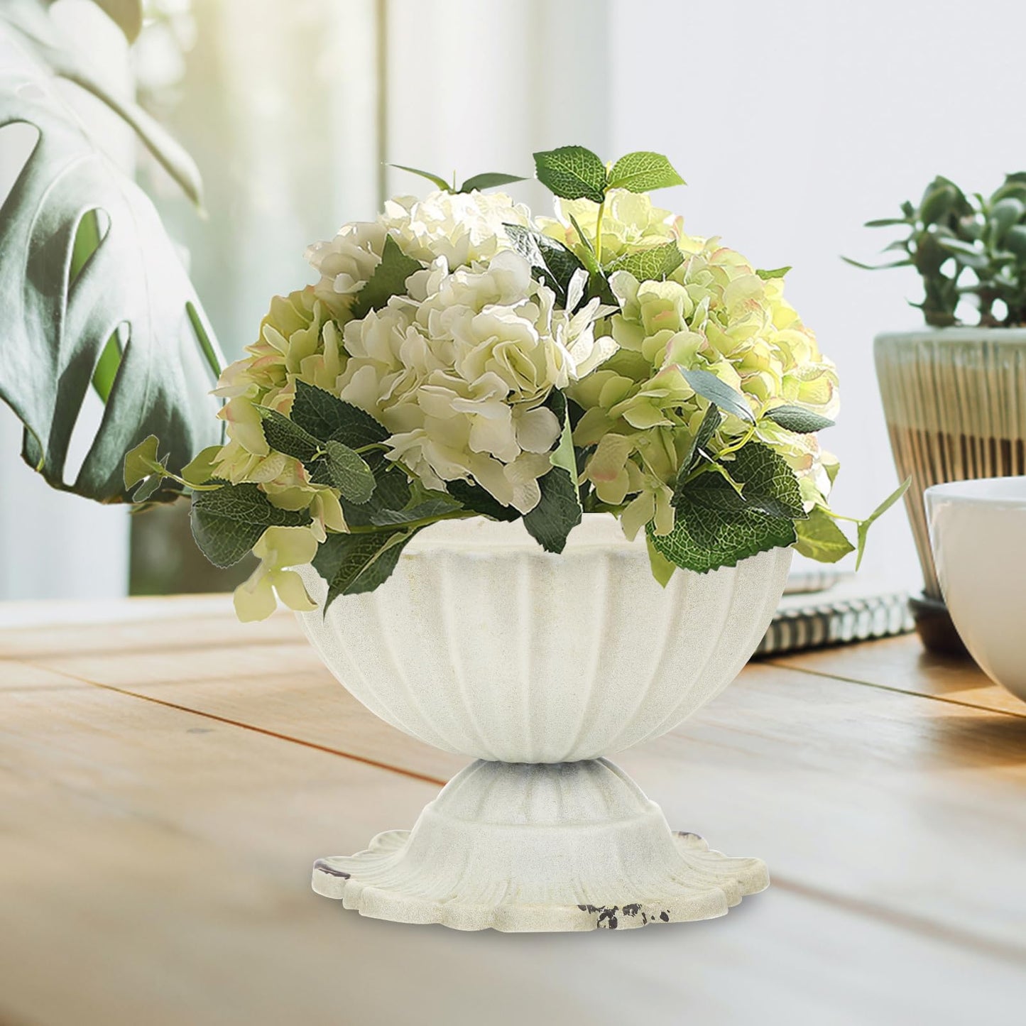 Yardwe Urn Planter Flower Plant Pot Small Metal Urn Vase Shabby Garden Outdoor Urn Planter Pedestals Wedding Urn Flower Vase for Rustic Garden Porch Planter Bucket