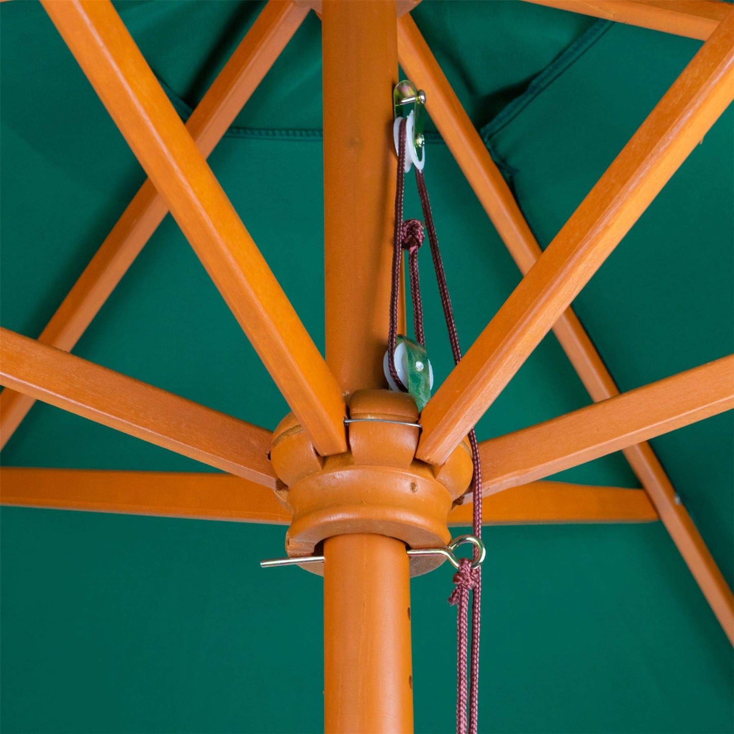 Harbour Housewares Green Garden Parasol - 2.7m - Pulley Operated Hardwood Pole Wooden Garden Umbrella with Green Base UV Sun Protection Umbrella for Picnics, Garden and Beach Days