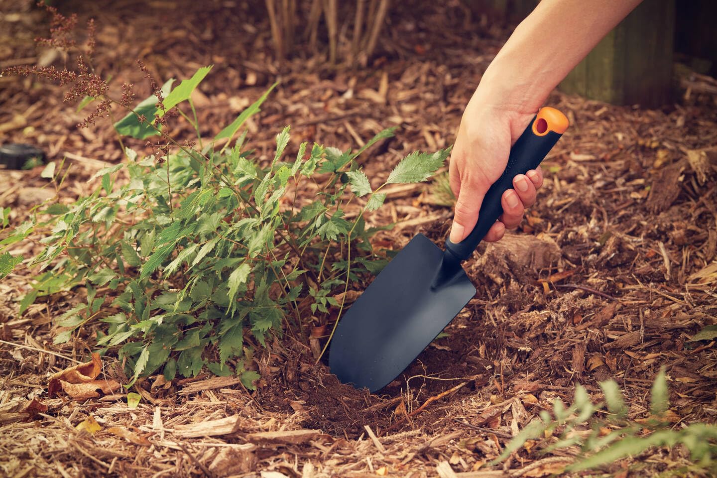 Fiskars Ergo Trowel, for Tough Soil, Length 30cm, Durable Steel Head/Plastic Handle, Black/Orange, 1027017