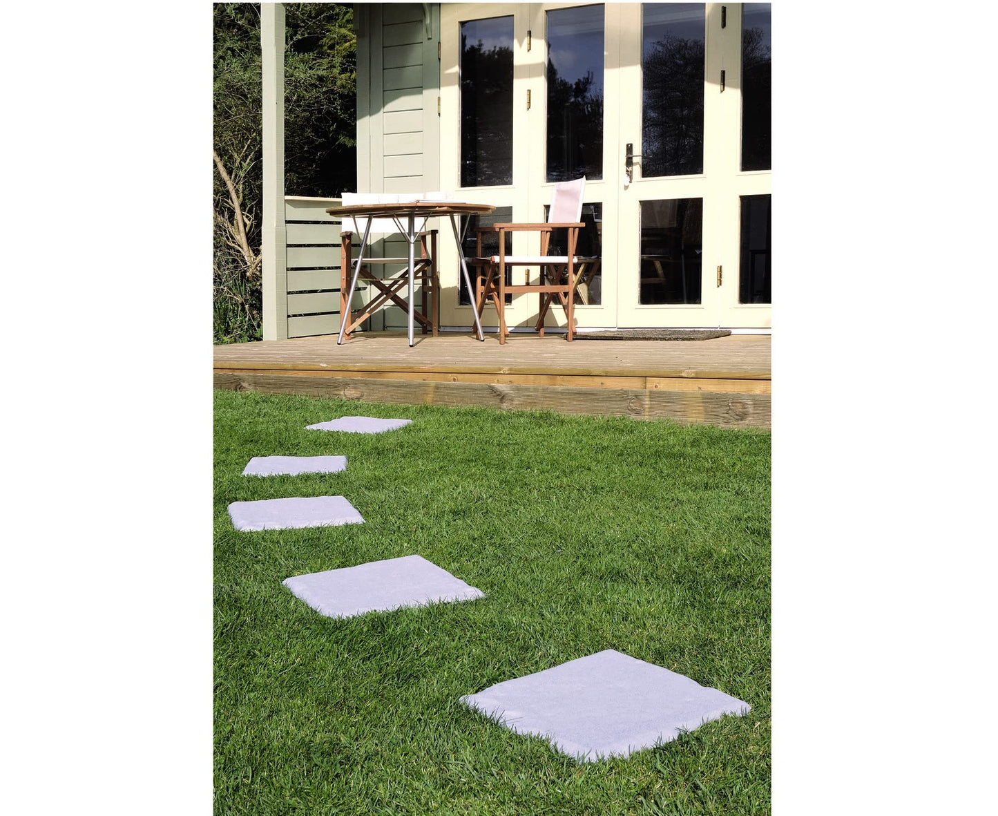 4 x Plastic Patio Stepping Stones – Easy To Install Lightweight Weatherproof Concrete Effect Anti-Slip Square Paving Slabs – Ideal for an Outdoor Garden Pathway or Patio, Each Measure 30 x 30cm