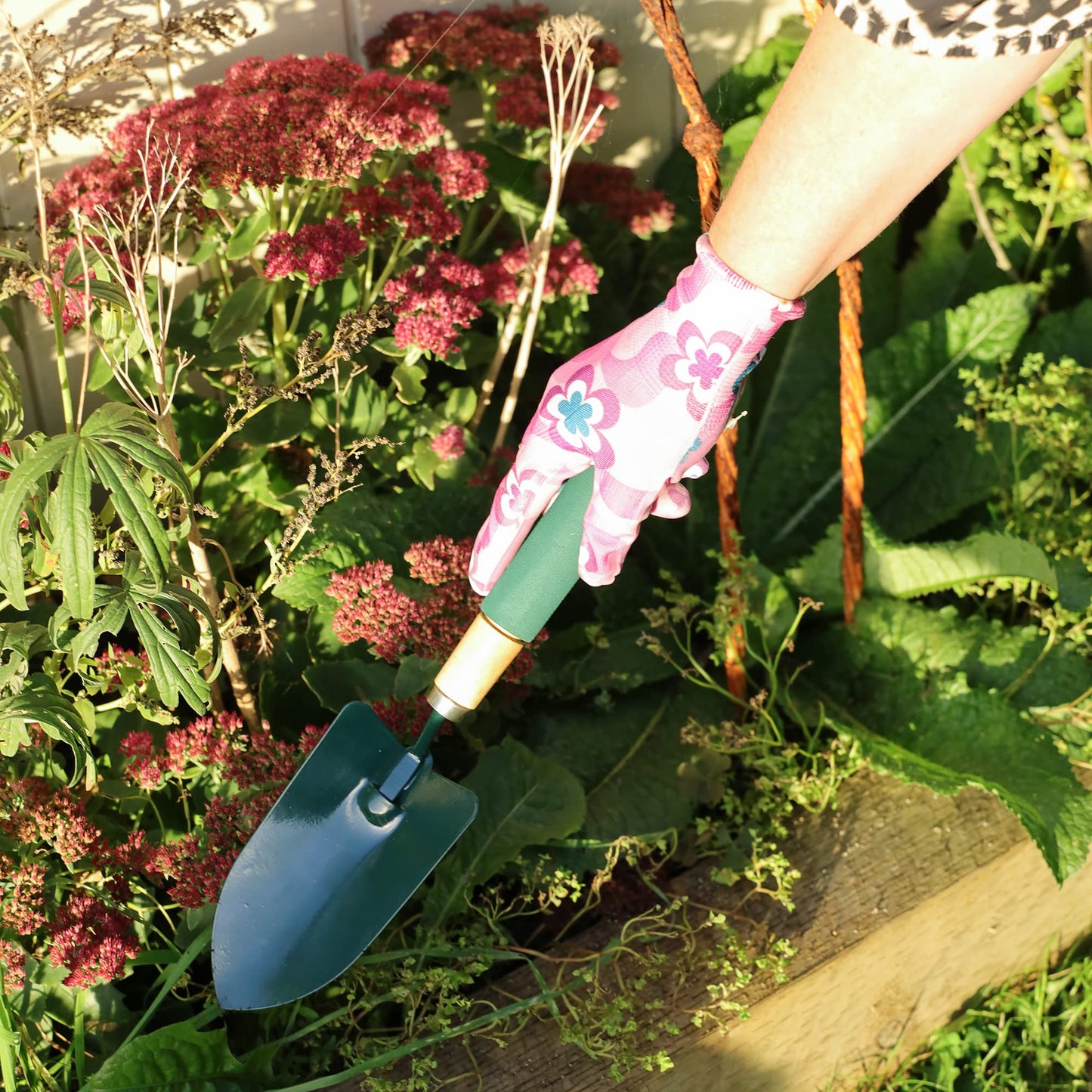 Garden Hand Trowel with Wooden Ergonomic Non-Slip Grip Handle 26.5cm x 7cm x 3cm, Ideal for Adults and All Gardening Jobs (Metal Garden Hand Trowel)