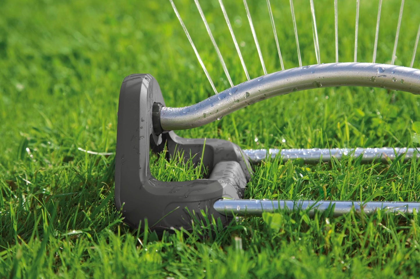 Gardena Aqua S oscillating sprinkler: Lawn sprinkler for watering areas of 90–220 m², range 7–17 m, spread max. 13 m, built-in metal filter (18700-20)