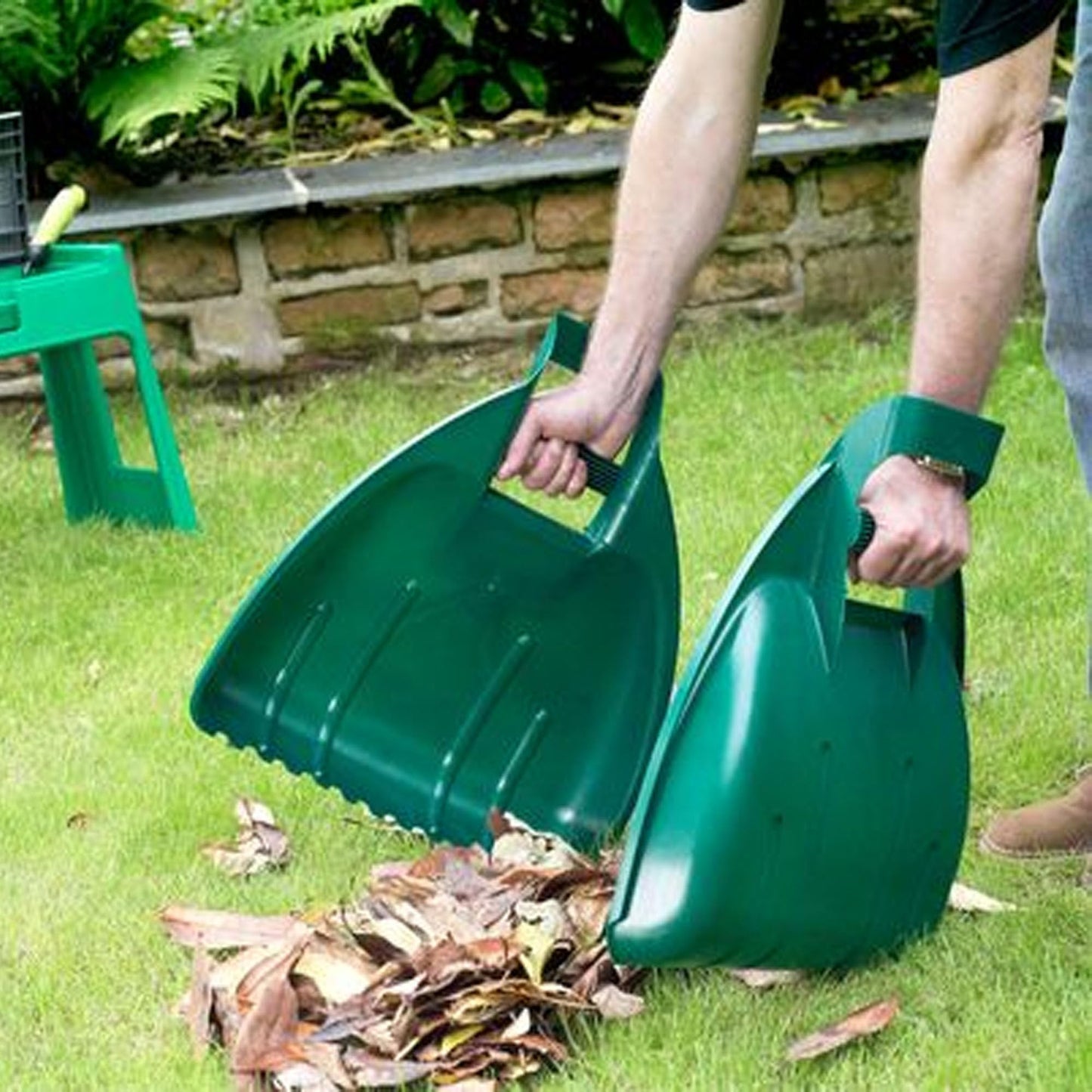 STORM TRADING GROUP Set of 2 Leaf Grabber Garden Waste Rubbish Cleaning Tool Strong Leaf Collector Lightweight & Easy to Use Ideal For Grass, Leaves, Soil, Scoop Collector With Strong Secure Grip