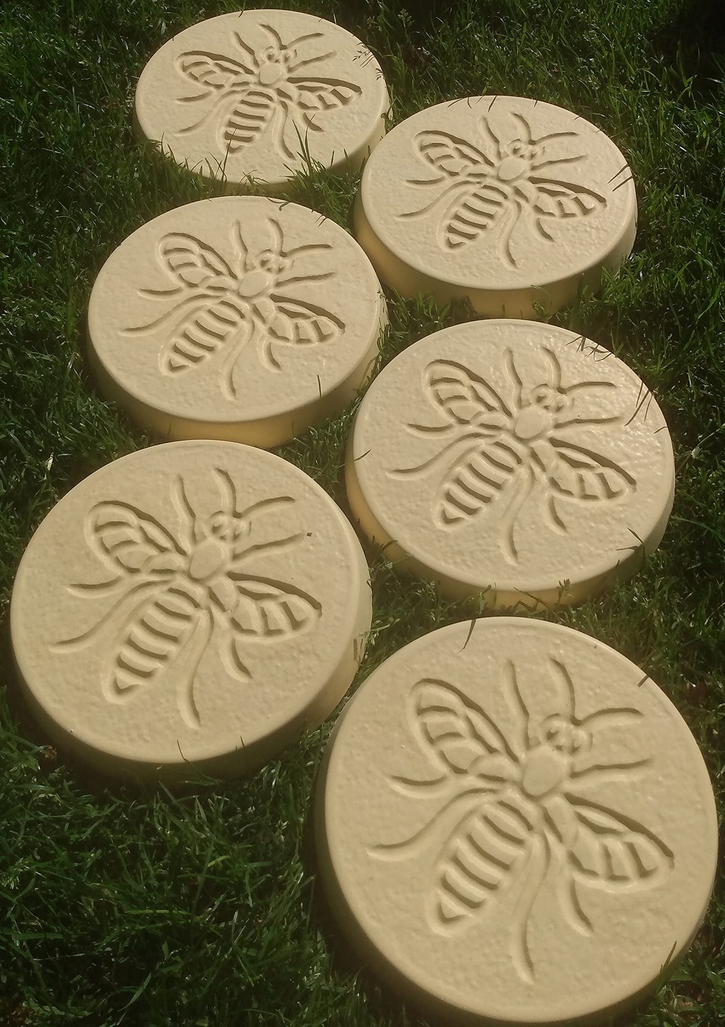 Bee Design Garden Stepping Stones | Buff | Pack of 6 | Coloured Concrete