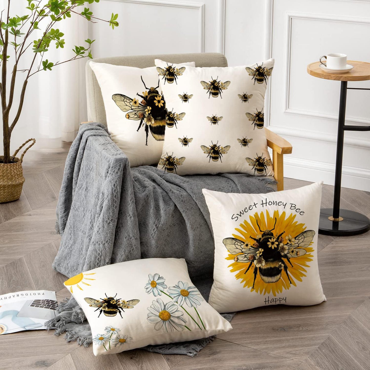 HUASHUZI Cushion Covers Bee Outdoor Waterproof Bee Gifts Design for Women Decorations Throw Pillow Case Set of 4 18x18 inch Home Decor for Sofa Bench Couch Garden Furniture 45x45cm