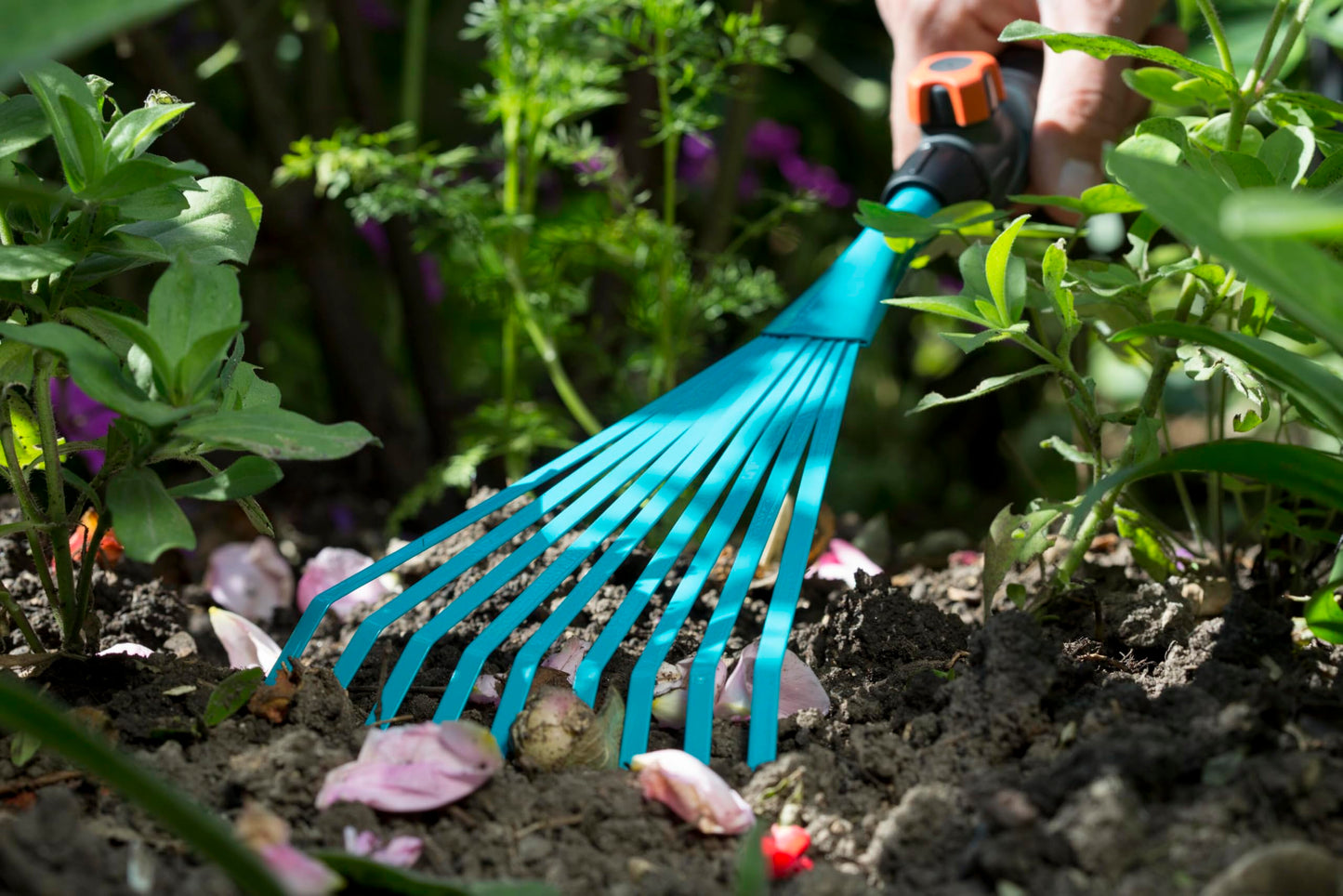 GARDENA combisystem Hand Rake: Wire hand rake for raking up garden waste, 12 cm working width, high-quality steel, ergonomic handle, corrosion protection (8919-20)