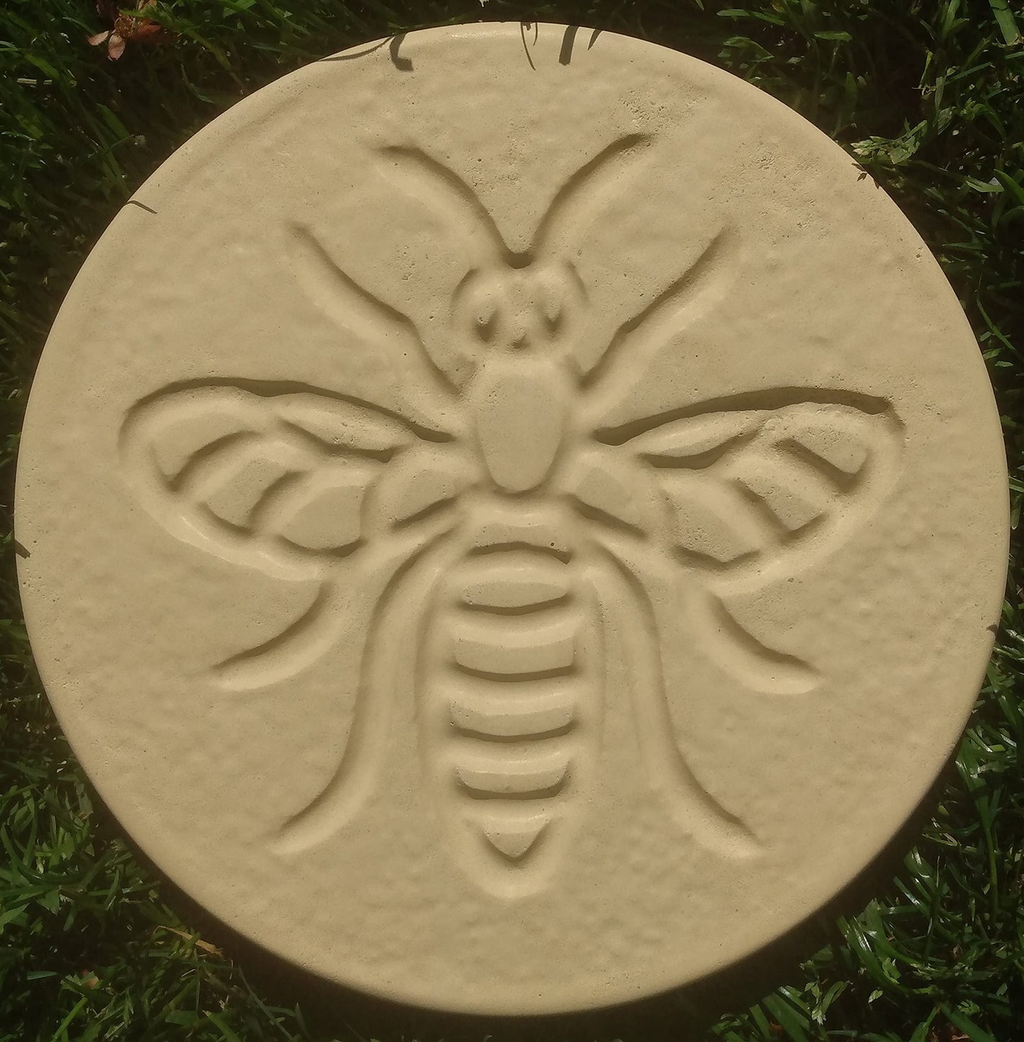 Bee Design Garden Stepping Stones | Buff | Pack of 6 | Coloured Concrete