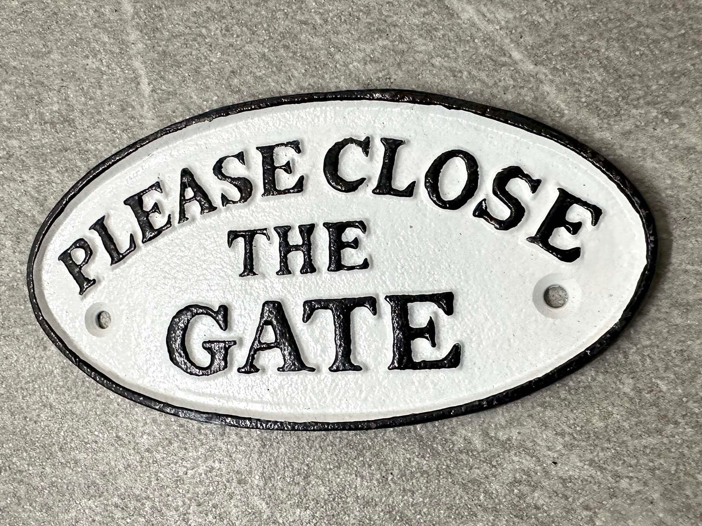 Please Close The Gate Sign With Screws Cast Iron Plaque 17.5cm Traditional Black White Rustic Finish 7inch Keep Children Pets Safe Easy Read Simple Fix Metal Garden Sign Wooden Gates