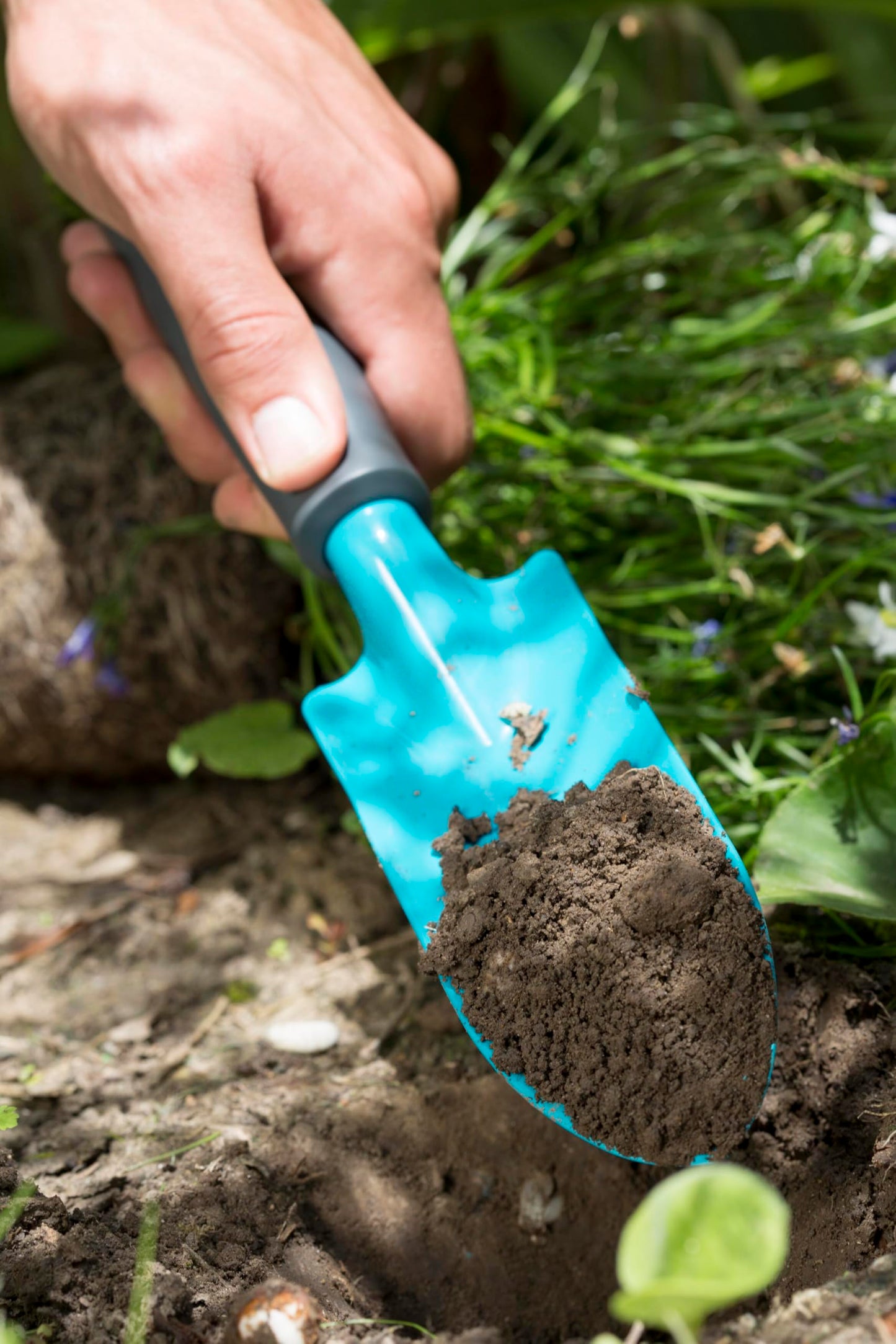 GARDENA Classic Trowel: Convenient spade for small planting tasks; corrosion-resistant; non-slip, ergonomic handle; 6 cm working width (8951-20)