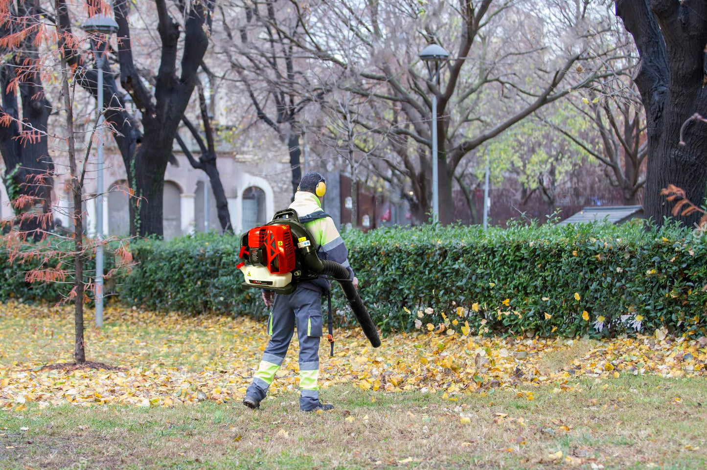 BU-KO 63CC Petrol Backpack Leaf Blower - Powerful 2 Stroke Air Cooled Engine - Lightweight With New and Improved Padded Support Straps While Using - Safety Gear