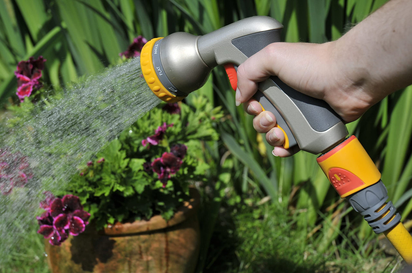 HOZELOCK - Multi-Jet Spray Gun Plus : Ergonomic, Extremely Compact Metal Multi-task Gun for Ease of Use, Lockable: 9 Spray Patterns [2691P6001]