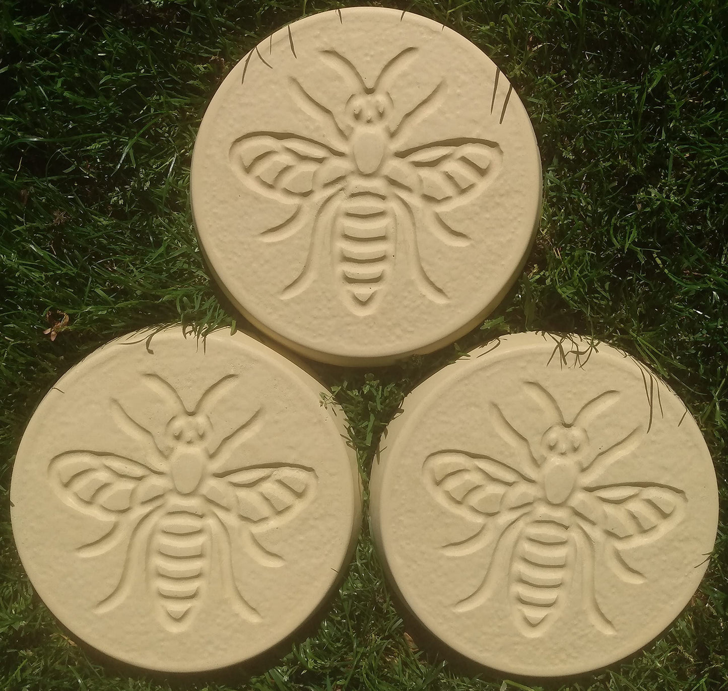 Bee Design Garden Stepping Stones | Buff | Pack of 6 | Coloured Concrete