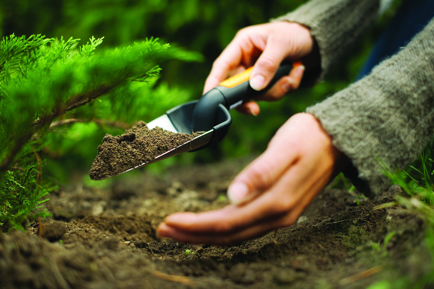 Fiskars Premium Planters Trowel, Length: 28 cm, Stainless Steel Trowel, Black/Orange, 1000726