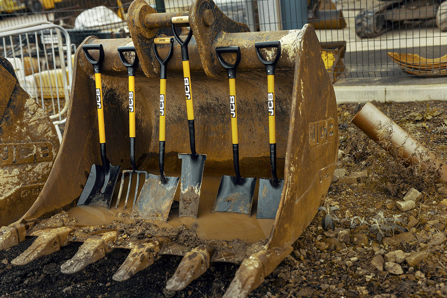 JCB 4 Prong Professional Garden Fork, 195 x 290mm Blade, Garden Digging Fork, Professional Metal Long Handle Heavy Duty Gardening Tool, Lifetime Warranty