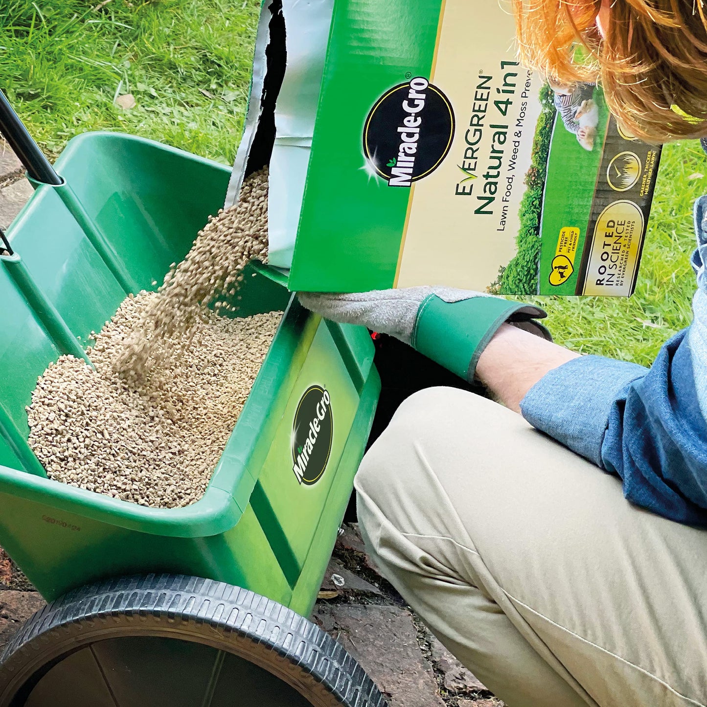 Miracle-Gro Natural 4 in1-Lawn Feed, Weed & Moss Preventor Lawn Fertiliser, 85 m2