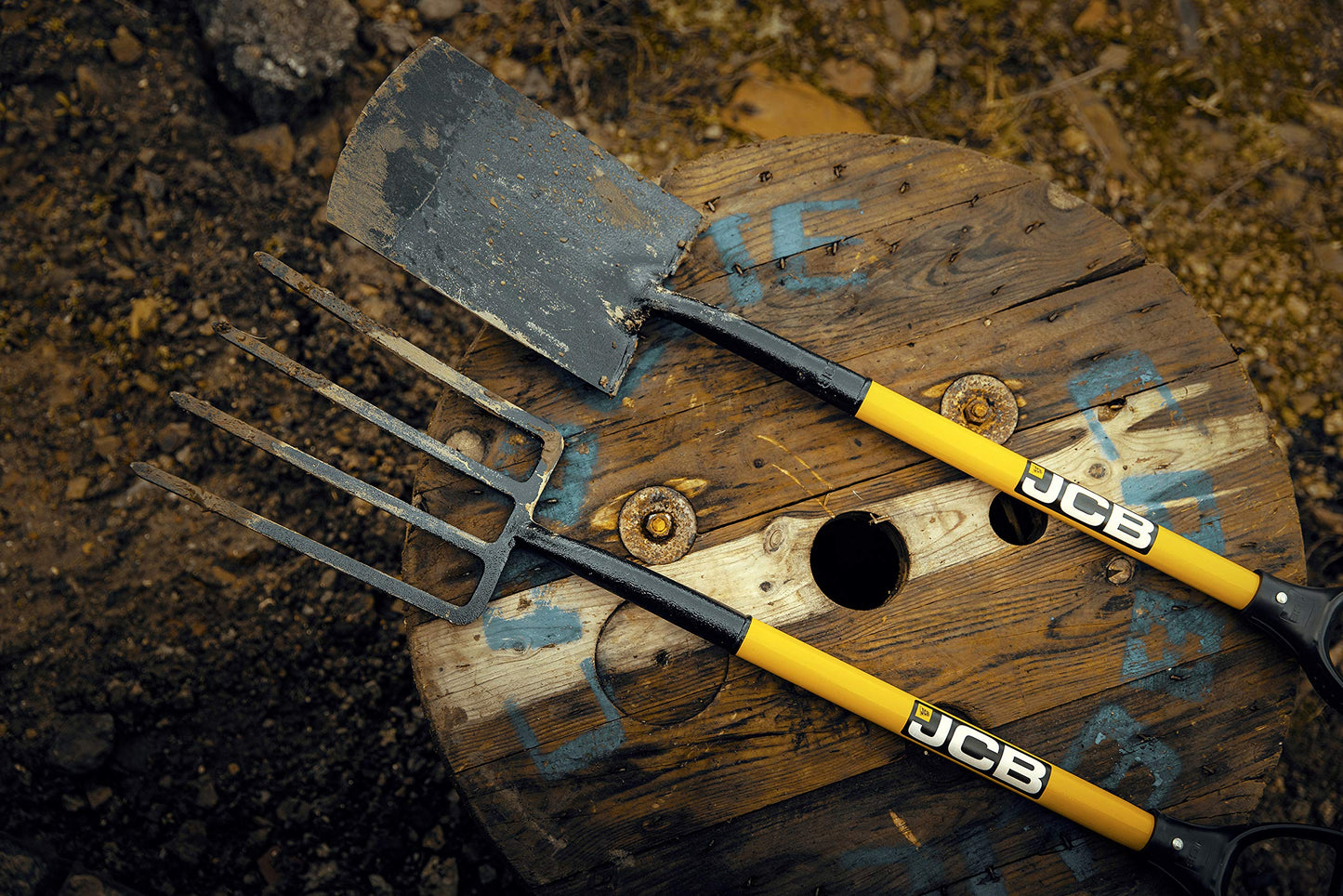 JCB 4 Prong Professional Garden Fork, 195 x 290mm Blade, Garden Digging Fork, Professional Metal Long Handle Heavy Duty Gardening Tool, Lifetime Warranty