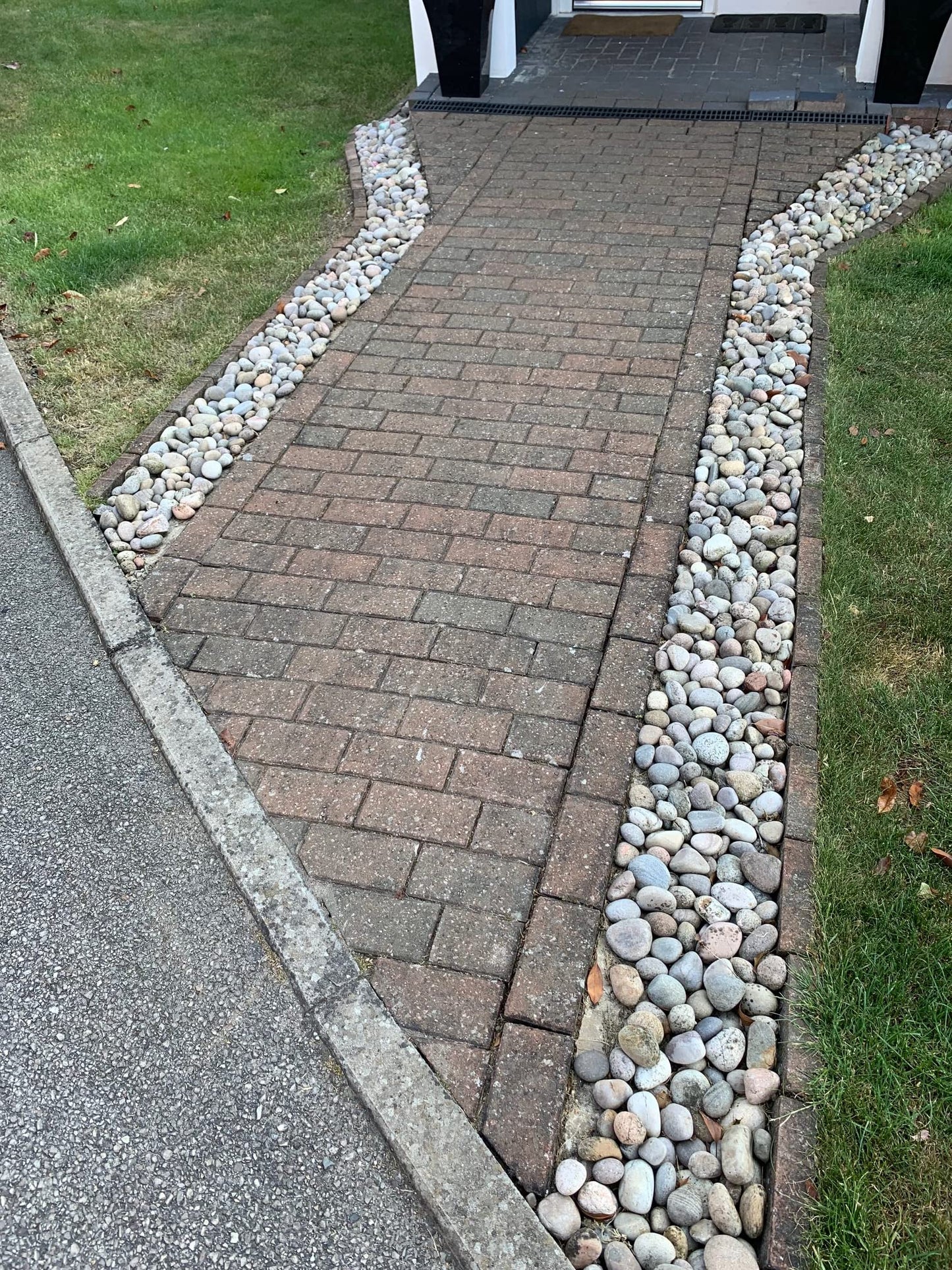 Smartseal ‘Block Magic' – A Re-colouring Block Paving Sealer. Superior to a Concrete Paint - Transform Old Block Paved Drives or Patios - Easy to Apply 5 Litre (Black)