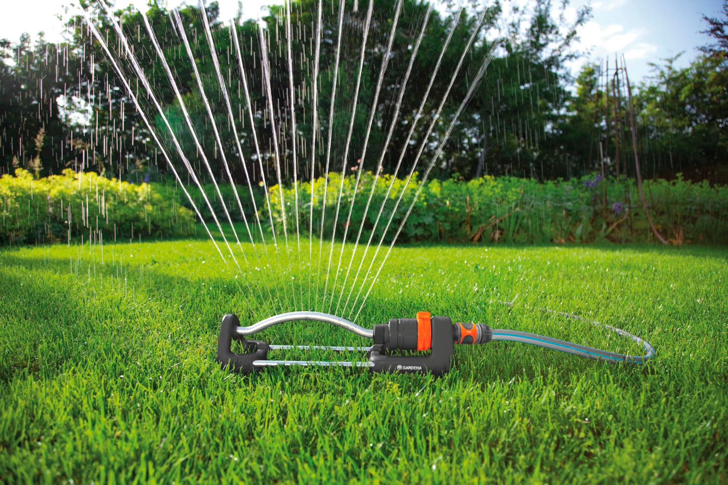 Gardena Aqua S oscillating sprinkler: Lawn sprinkler for watering areas of 90–220 m², range 7–17 m, spread max. 13 m, built-in metal filter (18700-20)