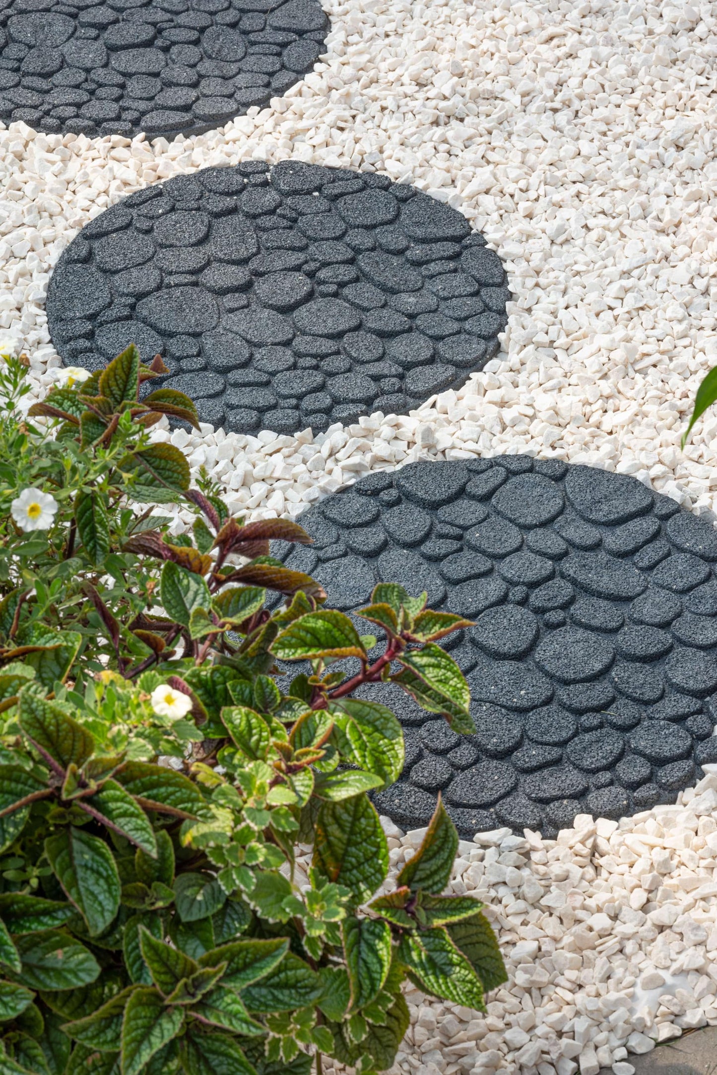 Nicoman 4-Pack 18" Round River Rock Garden Stepping Stone Recycled Rubber Steps Hard Wearing Heavy Duty Outdoor Pathway Tiles - (Grey, Dia.46cm, Set of 4)