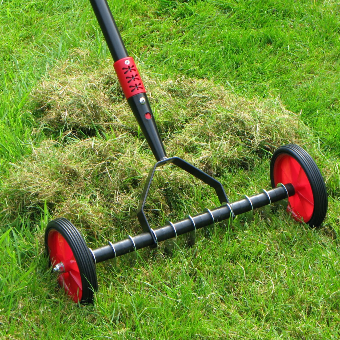 Darlac Lawn Scarifier – For Lawn Care & Maintenance – Made From Strong Powder-Coated Steel – Telescopic Handle Adjusts to Suit Height – Extends 97cm to 1.5m – Easy To Use Garden Rake