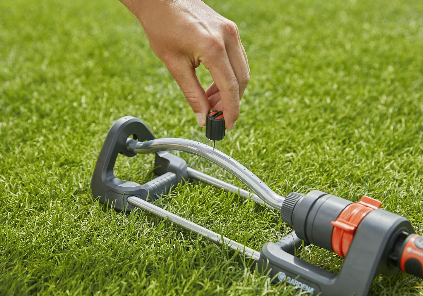 Gardena Aqua S oscillating sprinkler: Lawn sprinkler for watering areas of 90–220 m², range 7–17 m, spread max. 13 m, built-in metal filter (18700-20)