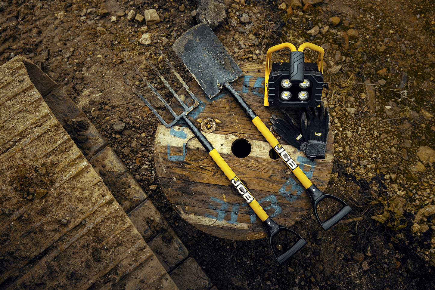 JCB - Professional Metal Shovel and Spade, Long Handle, Heavy Duty Construction Site and Garden Tools for DIY - Expertly Constructed