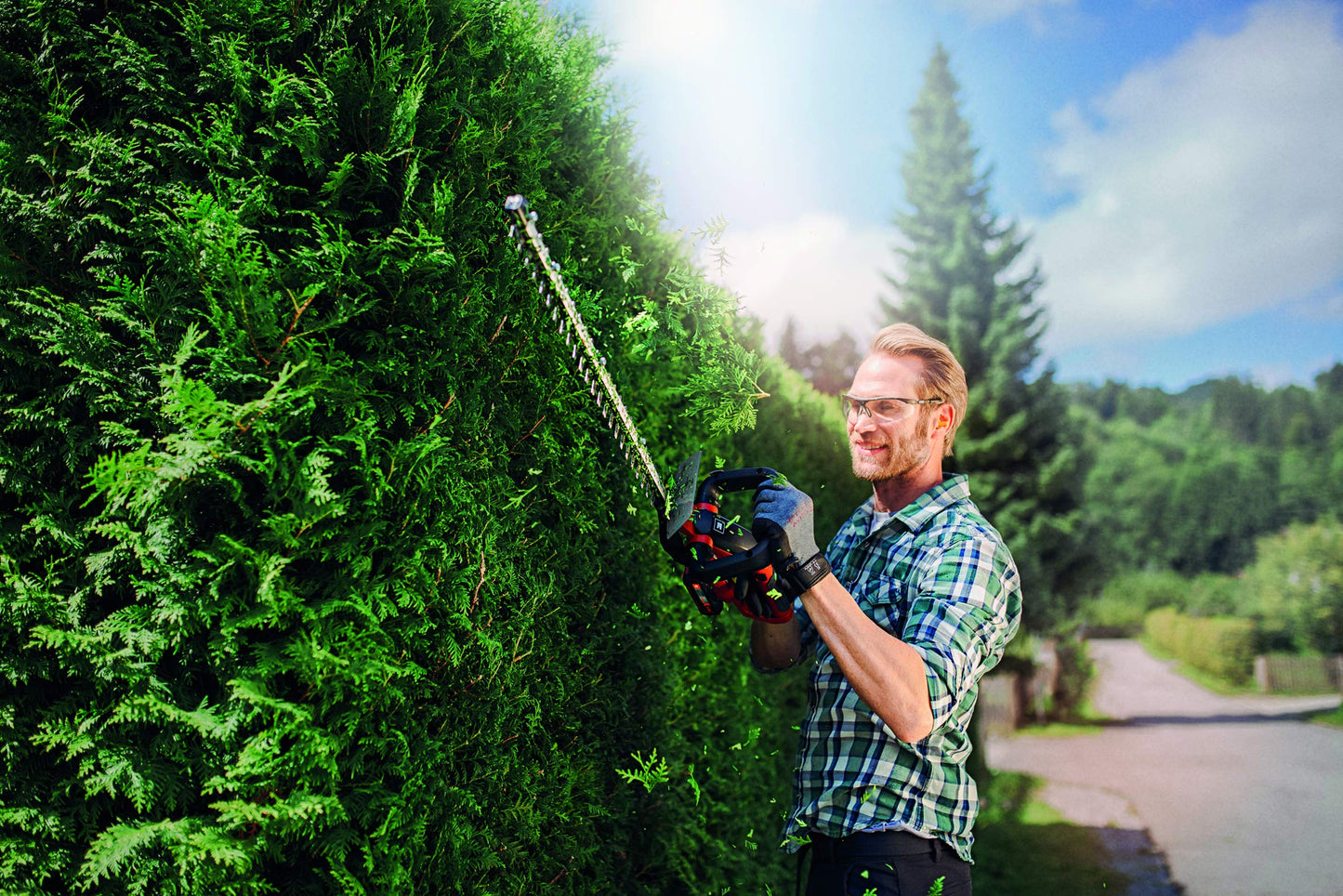 Einhell Power X-Change 18V Cordless Hedge Trimmer With Battery and Charger - 46cm (18 Inch) Cutting Length, Laser-Cut Diamond-Ground Steel Blades - GE-CH 1846 Li Hedge Cutter Kit