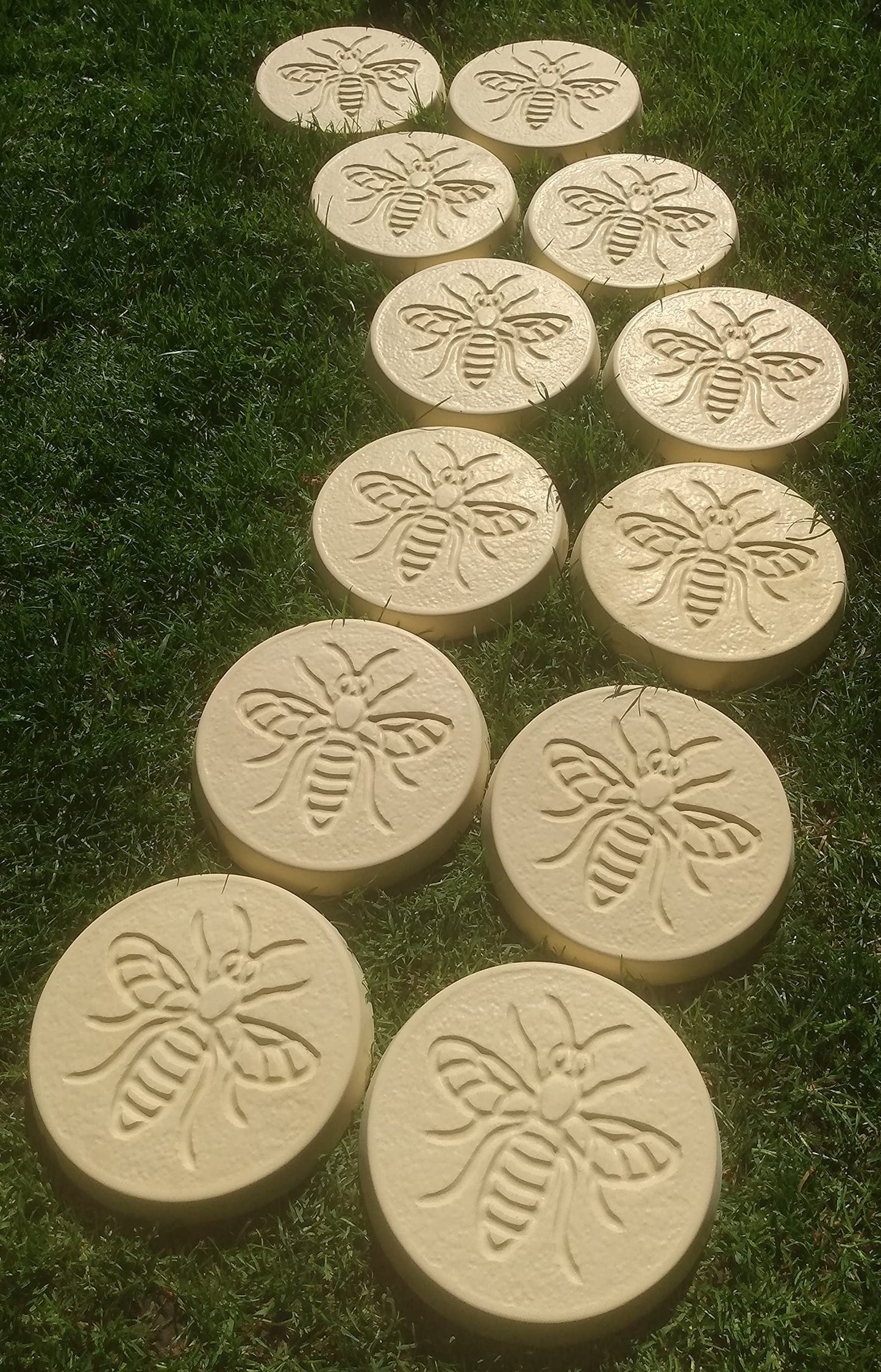 Bee Design Garden Stepping Stones | Buff | Pack of 6 | Coloured Concrete