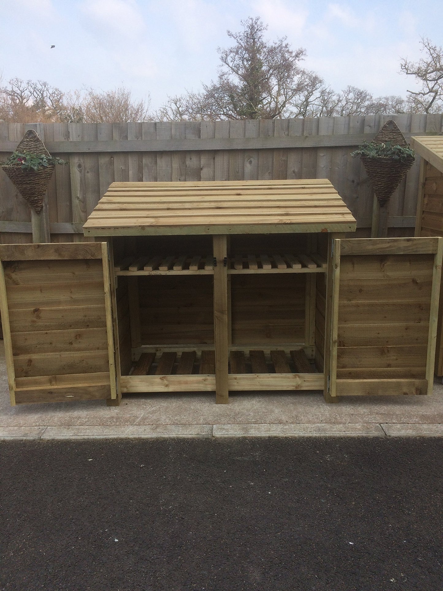 GIDLEIGH 4ft TALL WOODEN LOG STORE/GARDEN STORAGE, WITH DOORS AND KINDLING SHELF HEAVY DUTY, HAND MADE, PRESSURE TREATED