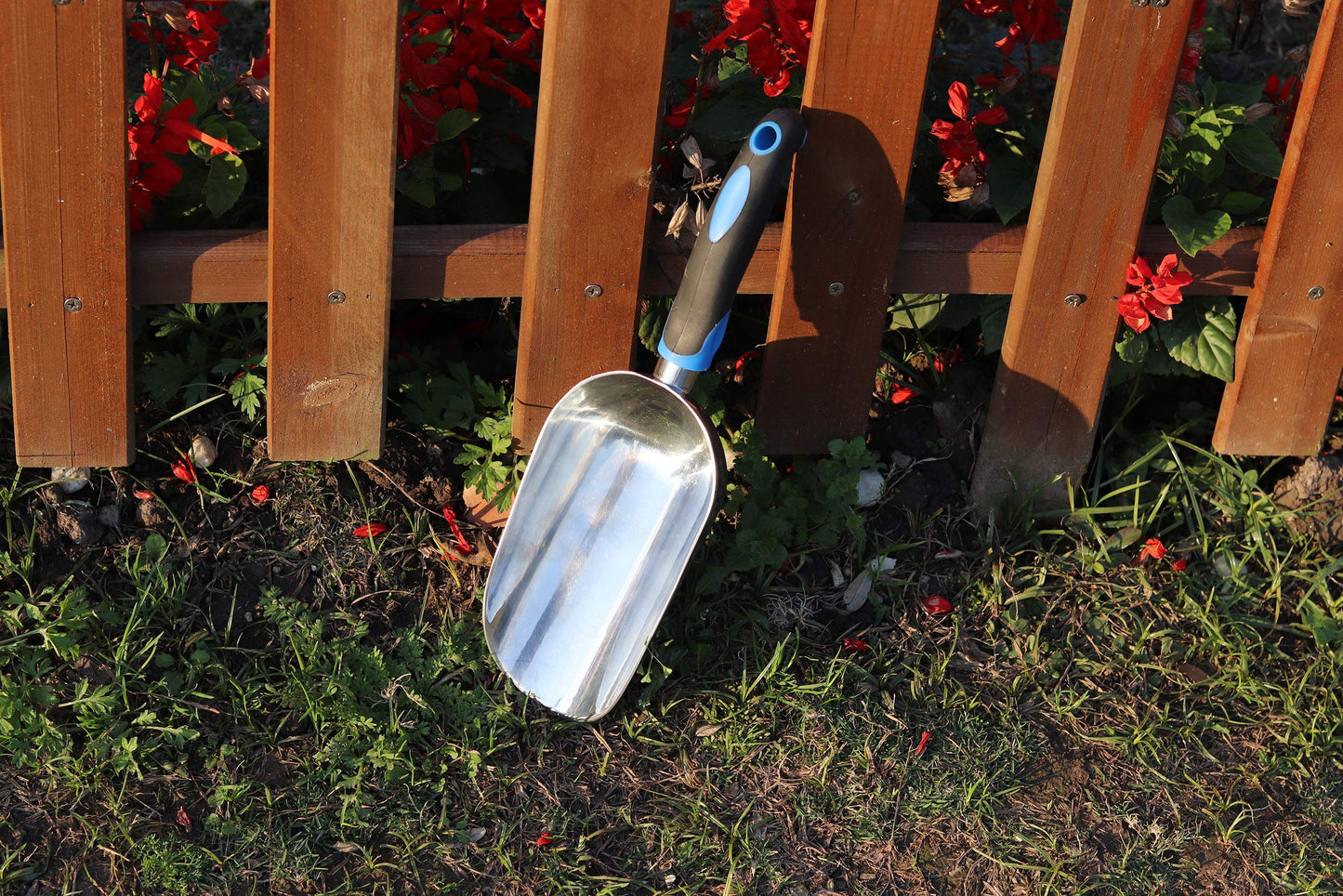 Sinoer Garden Scoop Soil Garden Spade Trowel, Soil Scoop - Extra Large Aluminum Gardening Scoop for Soil, Fertilizer, Feed Scoop - Double Size Moves 2X Volume - Bend-Proof - Comfort Grip Handle