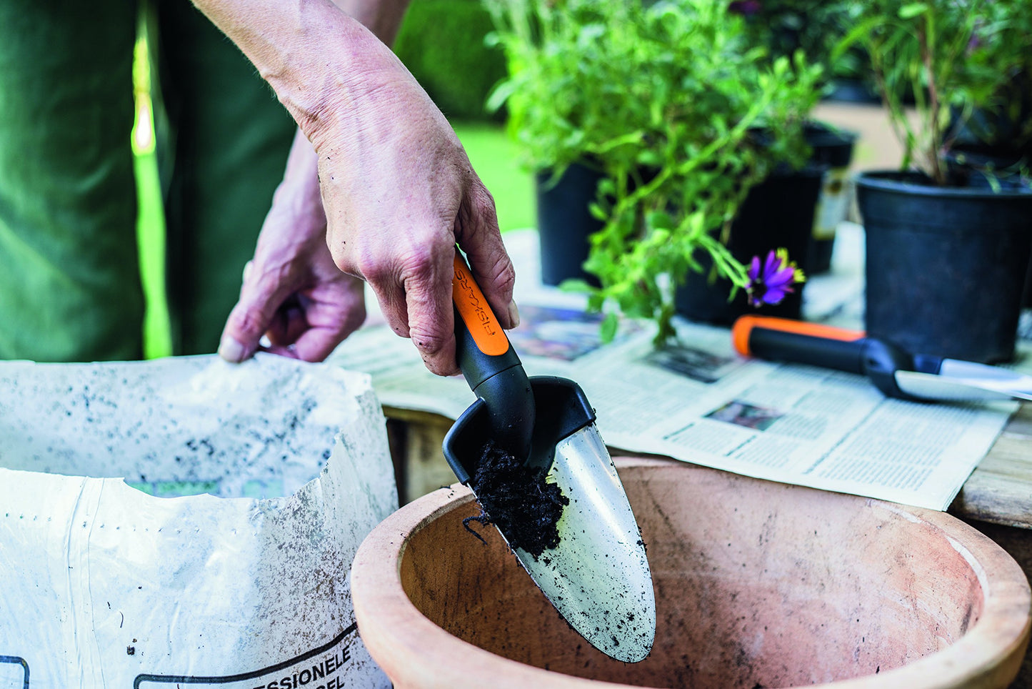 Fiskars Premium Planters Trowel, Length: 28 cm, Stainless Steel Trowel, Black/Orange, 1000726