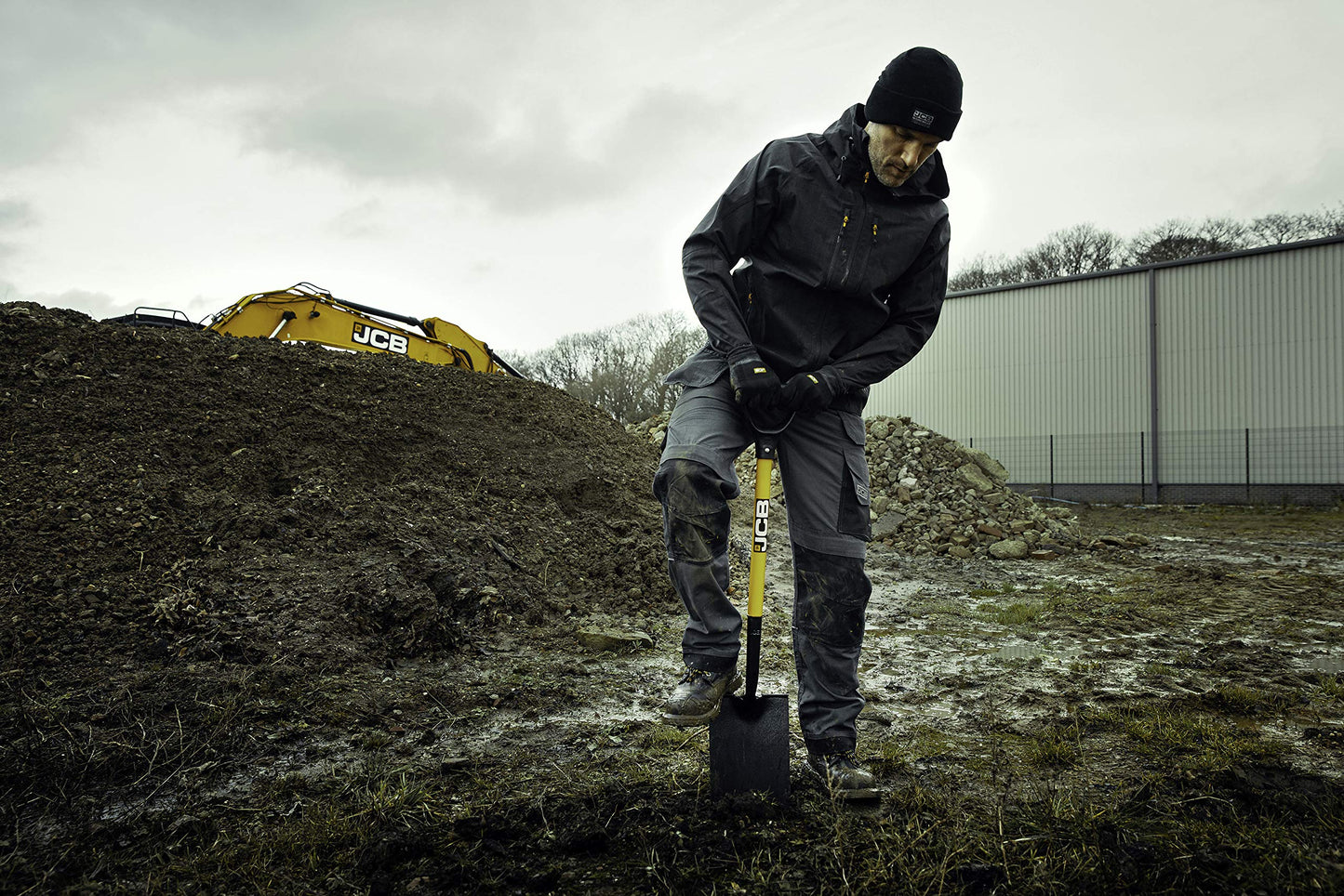 JCB - Professional Metal Shovel and Spade, Long Handle, Heavy Duty Construction Site and Garden Tools for DIY - Expertly Constructed