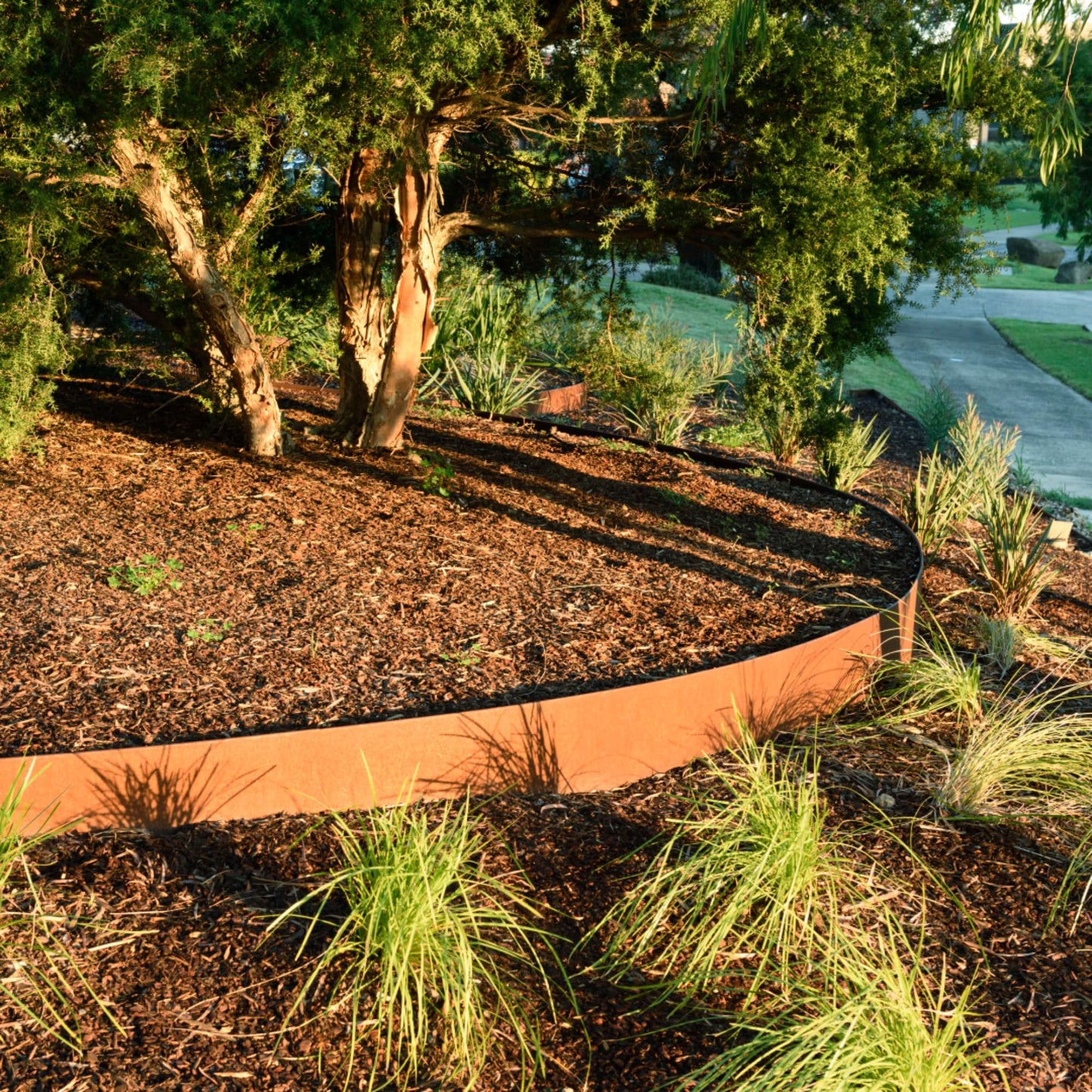 UNIGARDIA Corten Steel Lawn Edging 10 m - Metal Garden Edging 14 cm High - Easy to install - Pre-Rusted Garden Edge Border, Incl. 1 Pair of Assembly Gloves