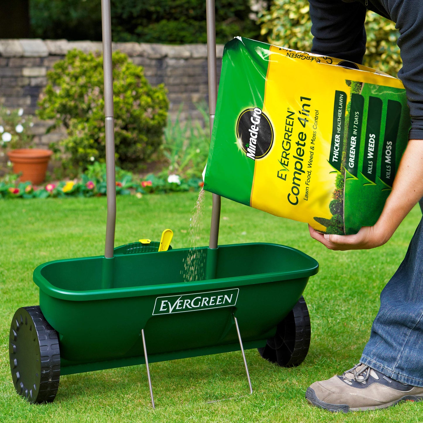 Miracle-Gro Evergreen Complete 4 in 1 Lawn Food - 360 m2, 12.6 kg, Lawn Food, Weed & Moss Control