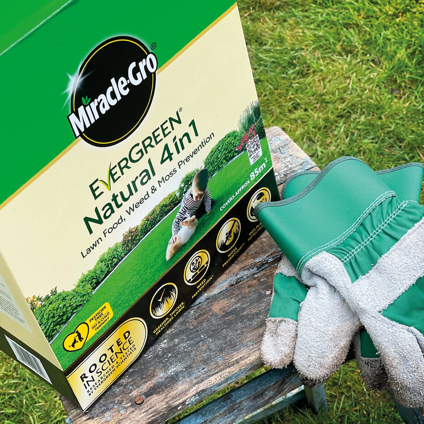 Miracle-Gro Natural 4 in1-Lawn Feed, Weed & Moss Preventor Lawn Fertiliser, 85 m2