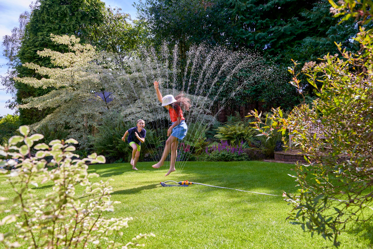 HOZELOCK - Rectangular Sprinkler Plus 220 M: Ultra Coverage, Sprinkler on Sled, Ideal for Lawns, Adjustable Oscillation Zone: 16 Jets For Uniform Watering [100-100-250]