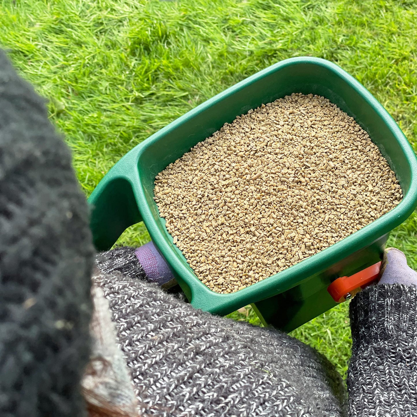 Miracle-Gro Handy Lawn Seed Spreader