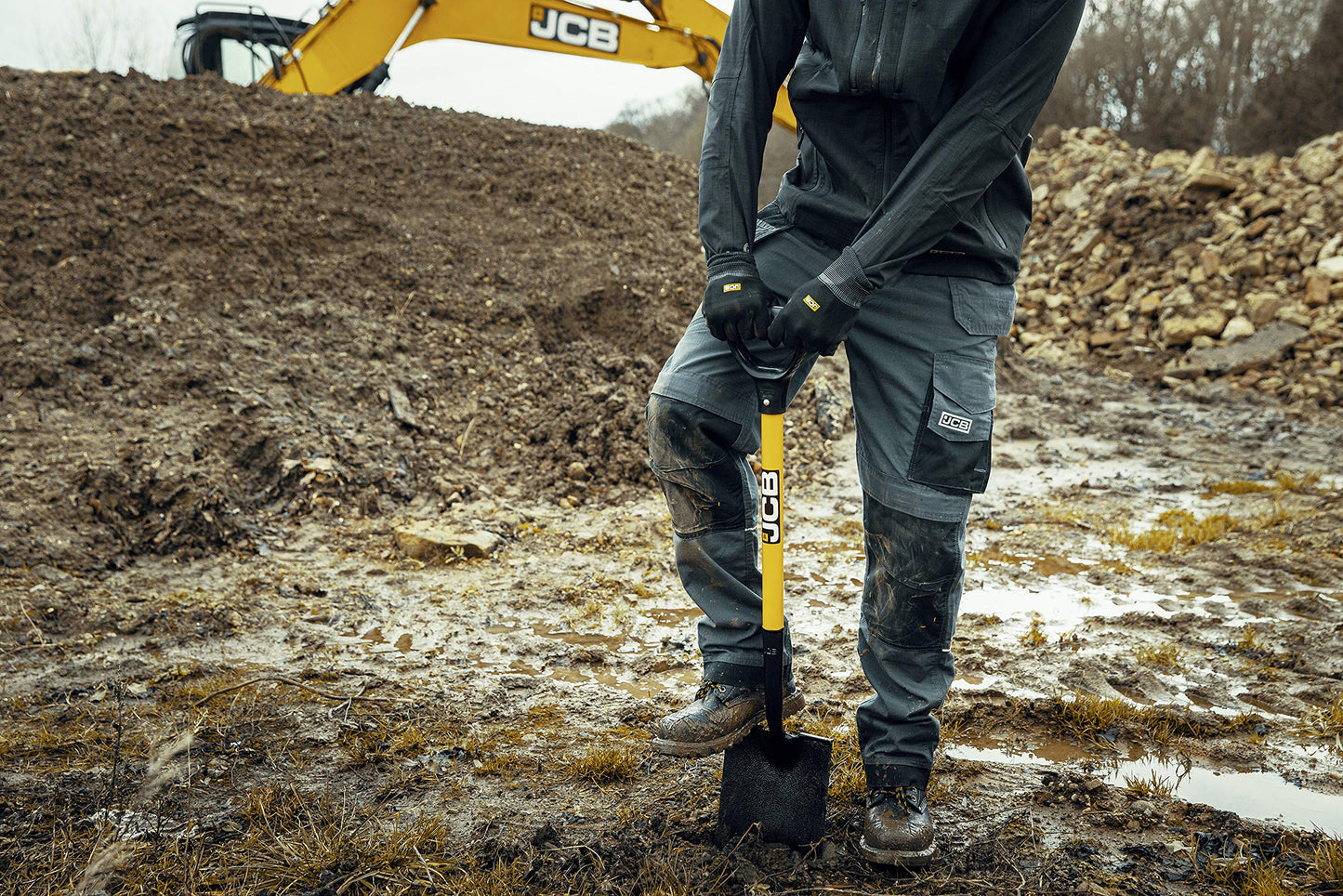 JCB - Professional Metal Shovel and Spade, Long Handle, Heavy Duty Construction Site and Garden Tools for DIY - Expertly Constructed