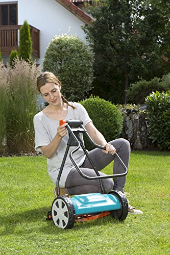GARDENA Classic reel mower 330: Hand lawn mower with 33cm working width of up to 150 m² lawn blade roll made of quality steel, non-contact cutting technique, silent and precise (4027-20)