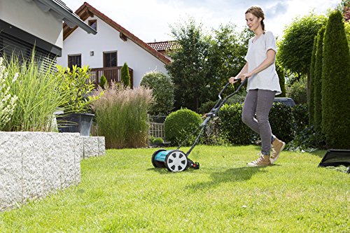 GARDENA Classic reel mower 330: Hand lawn mower with 33cm working width of up to 150 m² lawn blade roll made of quality steel, non-contact cutting technique, silent and precise (4027-20)